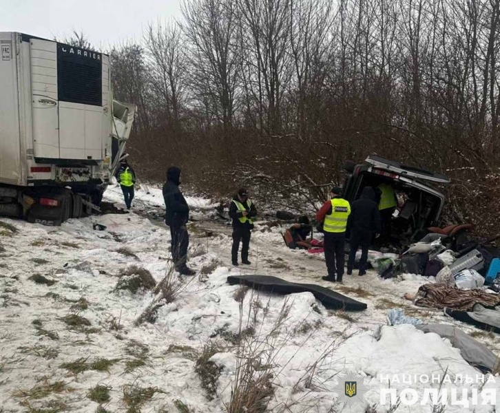 Под Львовом произошло тройное ДТП с участием автопоезда: много погибших, есть раненые (фото)