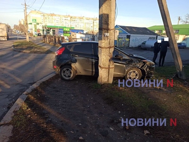 В Николаеве «Форд» после столкновения с «Фиатом» врезался в столб