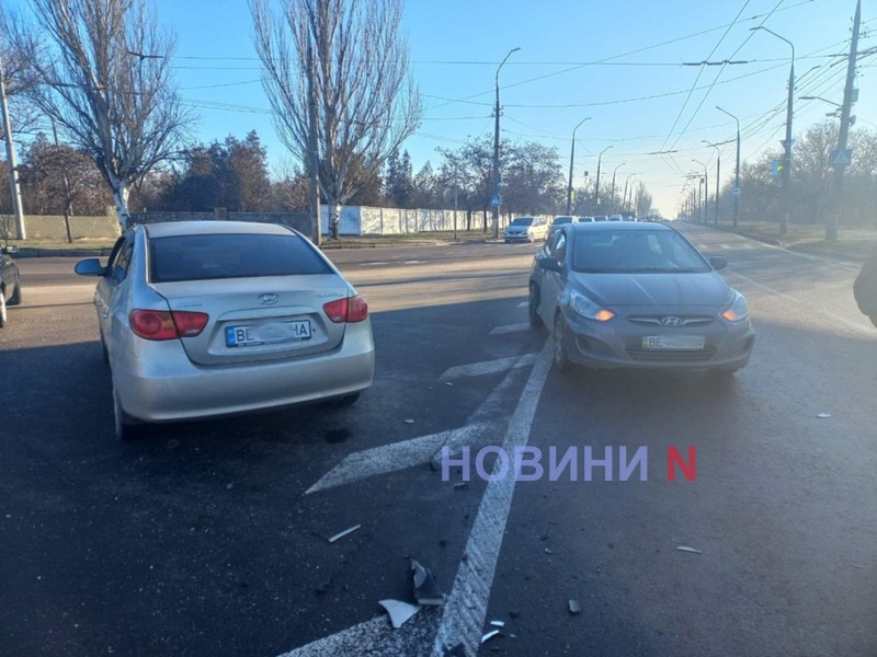 В Николаеве на турбокольце столкнулись два «Хюндая»: машины развернуло