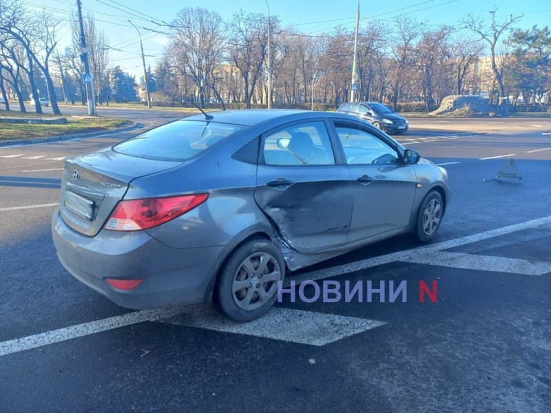 В Николаеве на турбокольце столкнулись два «Хюндая»: машины развернуло