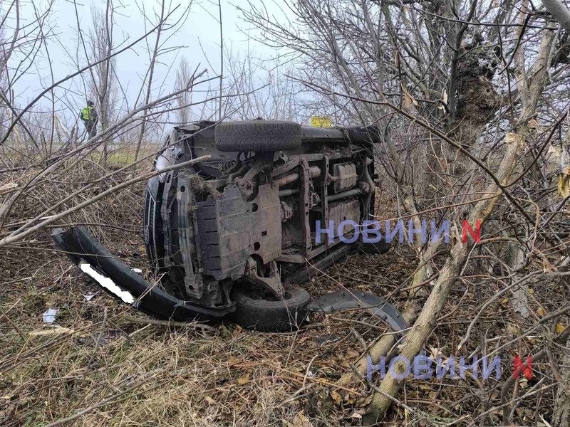 Под Николаевом две машины слетели с обледеневшей дороги в кювет: пострадал 8-летний ребенок