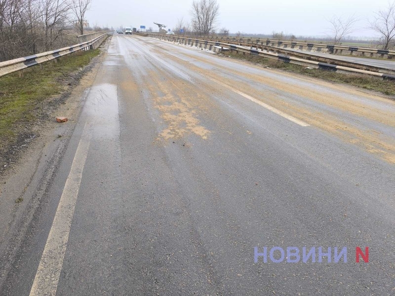 Под Николаевом две машины слетели с обледеневшей дороги в кювет: пострадал 8-летний ребенок