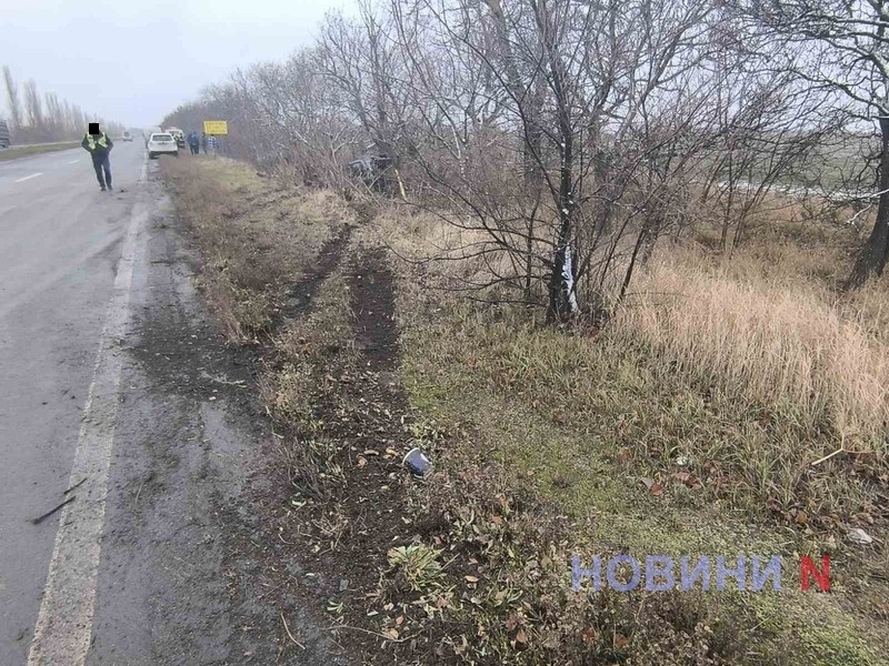 Под Николаевом две машины слетели с обледеневшей дороги в кювет: пострадал 8-летний ребенок