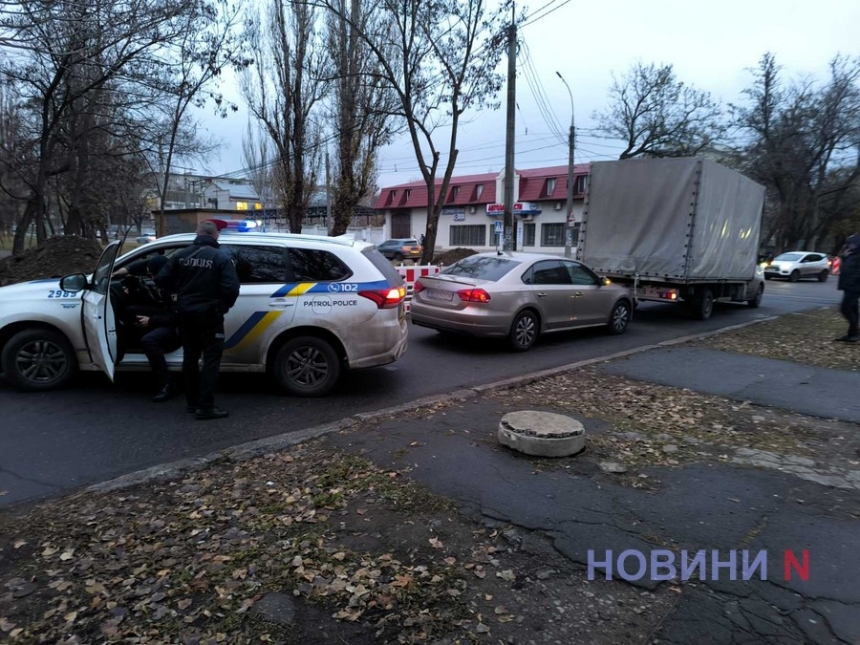 В Николаеве столкнувшиеся «Рено» и «Фольксваген» полностью перегородили проезд по улице