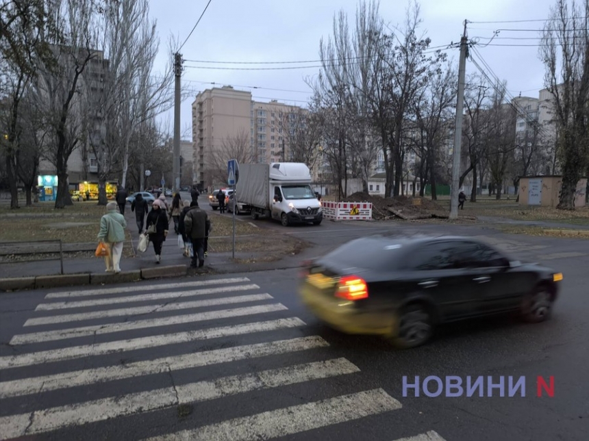 В Николаеве столкнувшиеся «Рено» и «Фольксваген» полностью перегородили проезд по улице