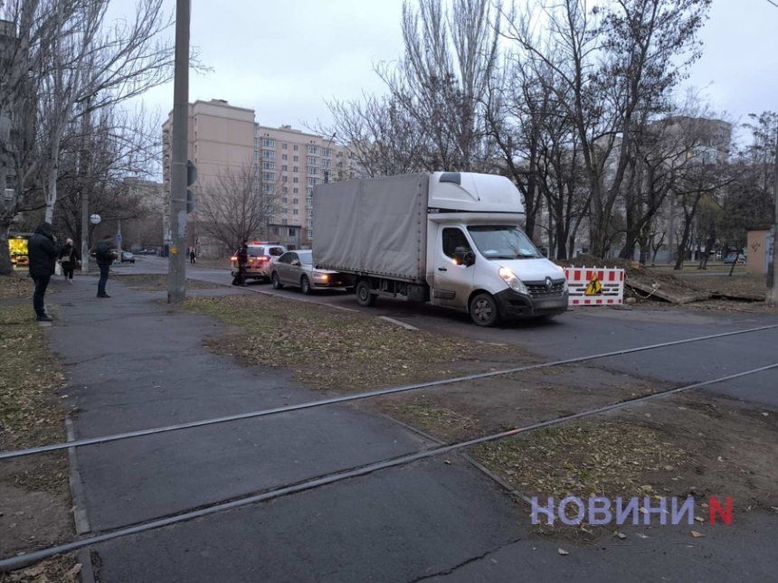 В Николаеве столкнувшиеся «Рено» и «Фольксваген» полностью перегородили проезд по улице