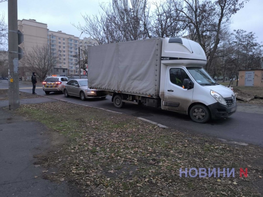 В Николаеве столкнувшиеся «Рено» и «Фольксваген» полностью перегородили проезд по улице