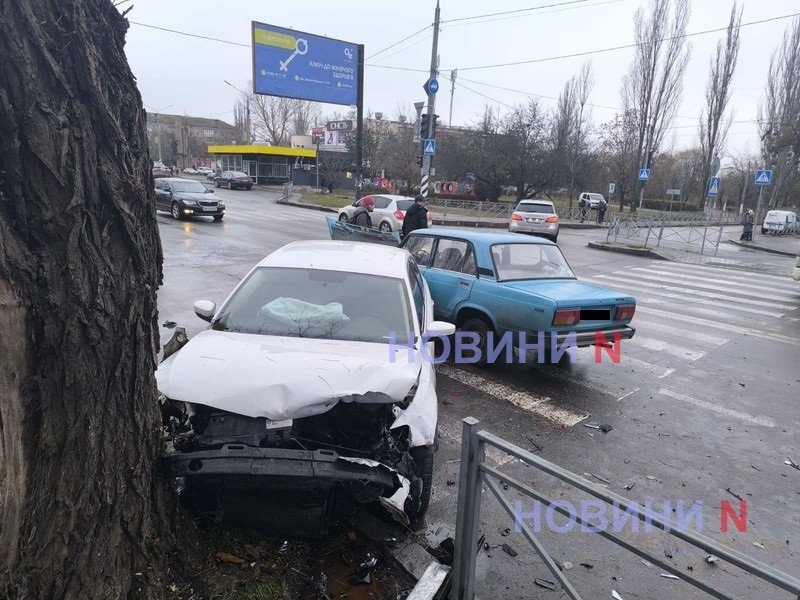 На перекрестке в Николаеве столкнулись «Жигули» и «Фольксваген» – водителя увезла «скорая»