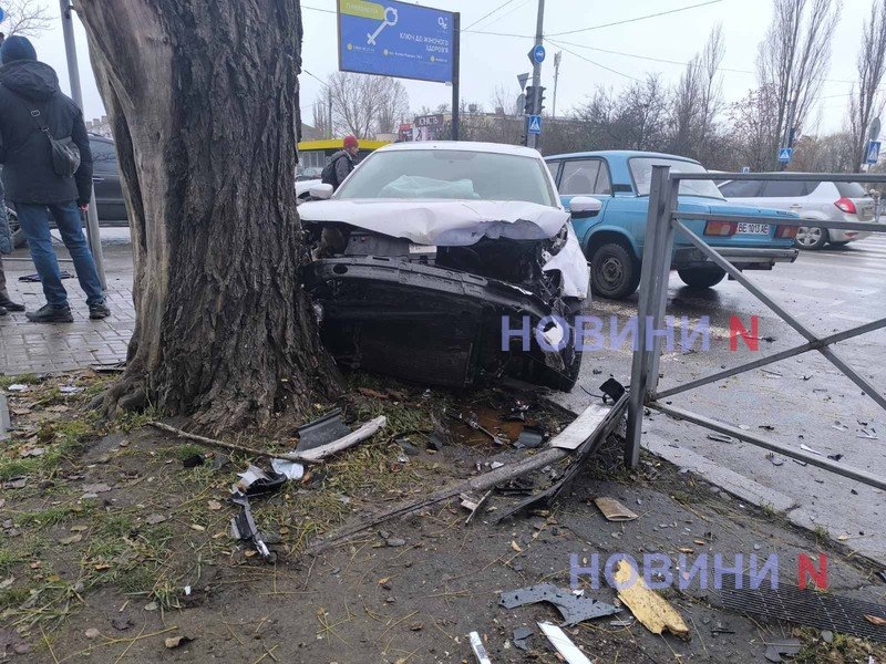 На перекрестке в Николаеве столкнулись «Жигули» и «Фольксваген» – водителя увезла «скорая»