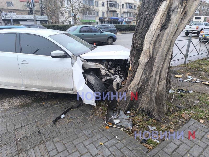 На перекрестке в Николаеве столкнулись «Жигули» и «Фольксваген» – водителя увезла «скорая»