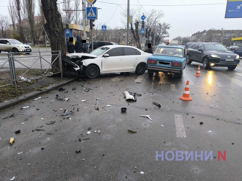 На перекрестке в Николаеве столкнулись «Жигули» и «Фольксваген» – водителя увезла «скорая»