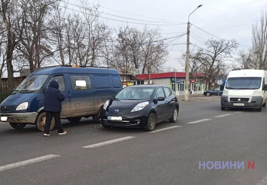 В Николаеве микроавтобус, отъезжая от бордюра, врезался в «Ниссан»