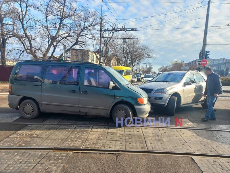 В центре Николаева столкнулись два «Мерседеса»