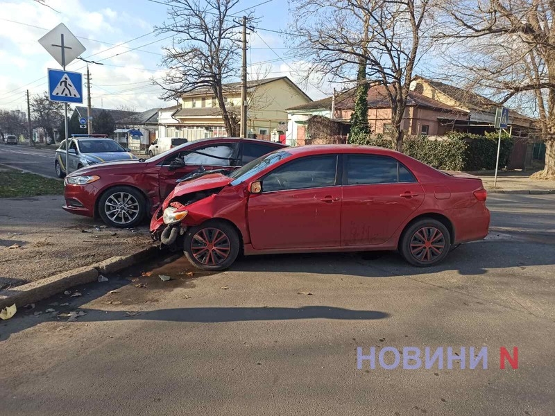 Ford и Toyota вылетели на тротуар после столкновения в центре Николаева