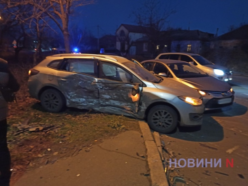 На перекрестке в Николаеве столкнулись «БМВ», «Рено» и «Тойота»: пострадали два человека (фото, видео)