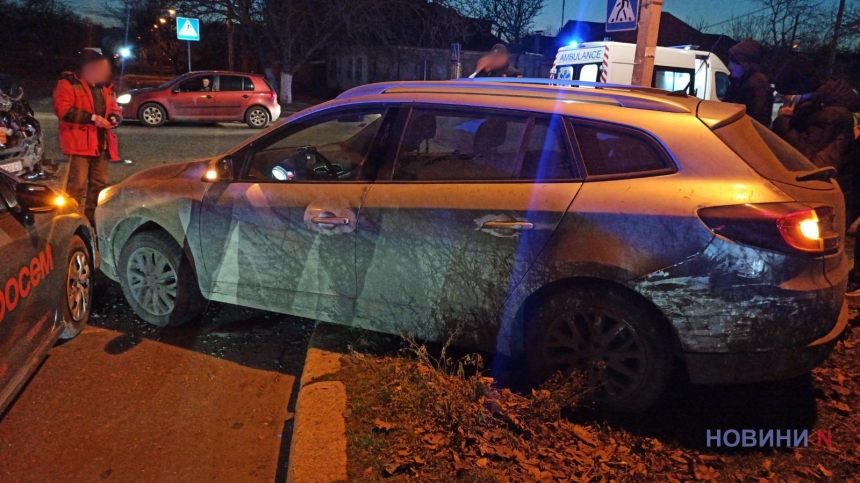 На перекрестке в Николаеве столкнулись «БМВ», «Рено» и «Тойота»: пострадали два человека (фото, видео)