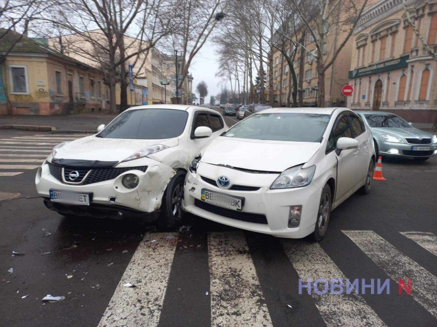 В центре Николаева столкнулись «Ниссан» и «Тойота»