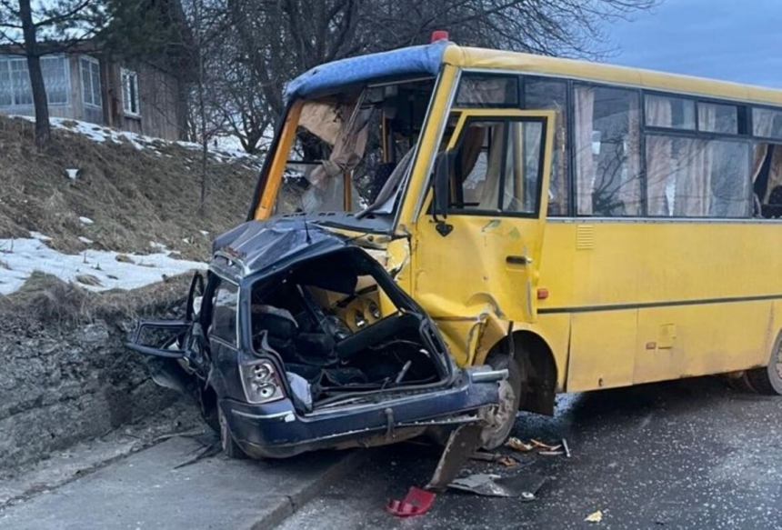 На Львовщине в результате столкновения легковушки и автобуса погибли люди