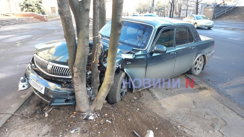 В Николаеве «Волга» врезалась в дерево (фото)