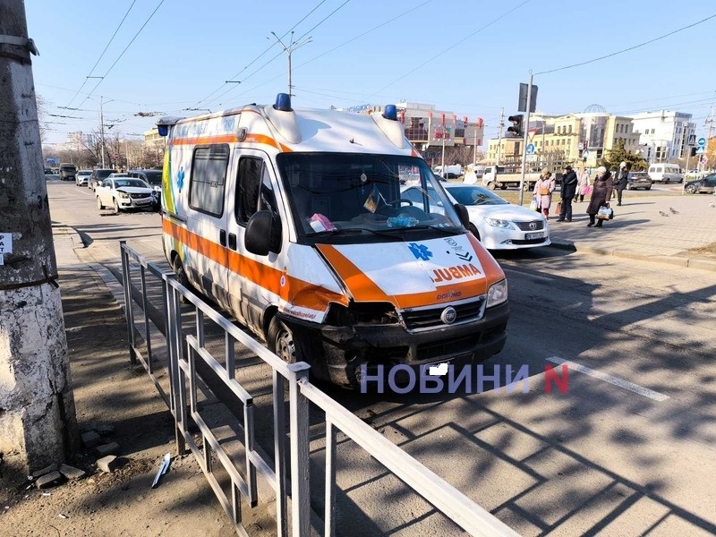 В центре Николаева столкнулись автомобиль скорой помощи и «Опель»