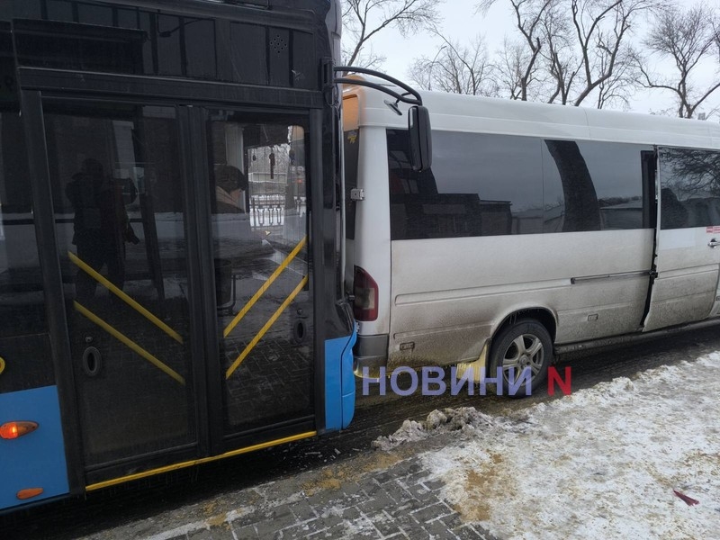 На остановке в Николаеве троллейбус врезался в маршрутку