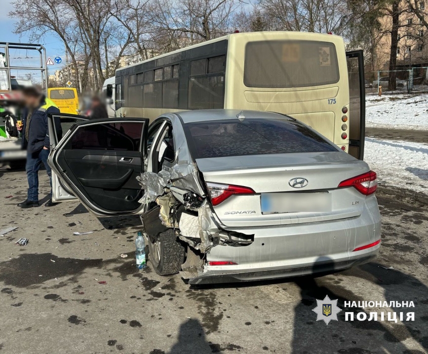 В Киеве пьяный водитель Hyundai совершил двойное ДТП: пострадала женщина (фото)