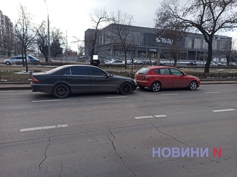 На проспекте в Николаеве столкнулись Mercedes и Mazda