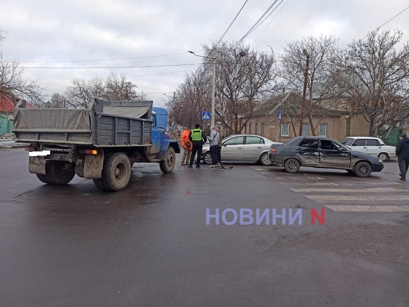 Самосвал и две легковушки столкнулись на аварийно опасном перекрестке в Николаеве